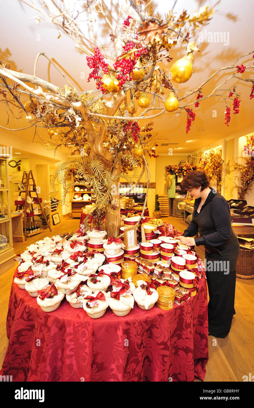 Die Shopmanagerin Sally Jarrett hilft bei der Enthüllung der Weihnachtsdekorationen und Festartikel des Highgrove-Shops in Tetbury, Gloucestershire. Stockfoto
