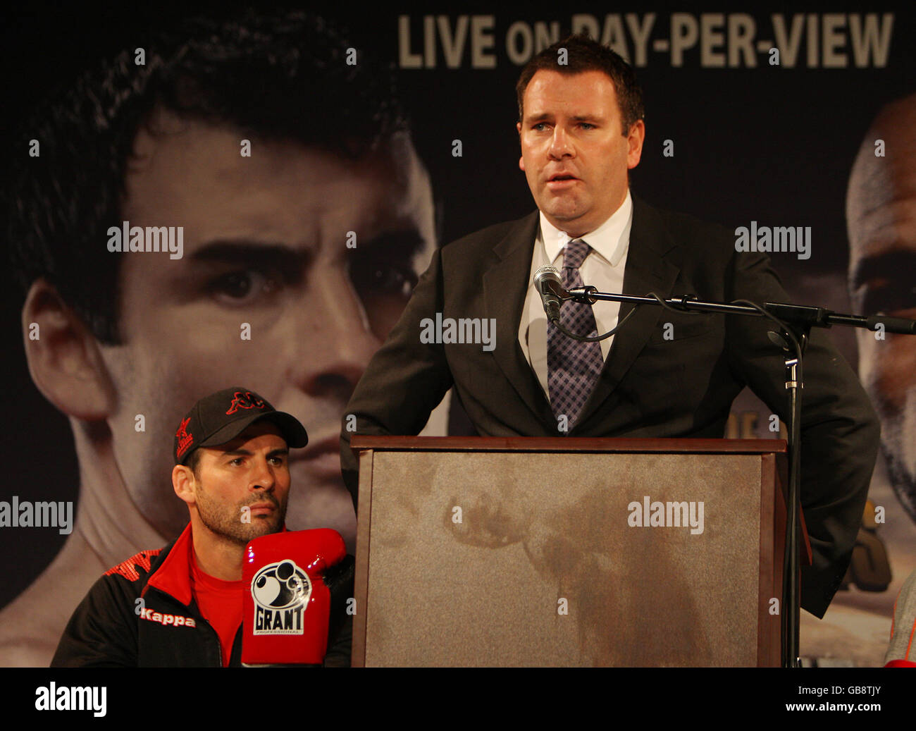 Boxen - Joe Calzaghe / Roy Jones Jr - Head to Head Pressekonferenz - New York. Joe Calzaghe (links) hört seinem Anwalt Gareth Williams bei der Pressekonferenz von Head to Head im BB King Blues Club, New York, USA, zu. Stockfoto