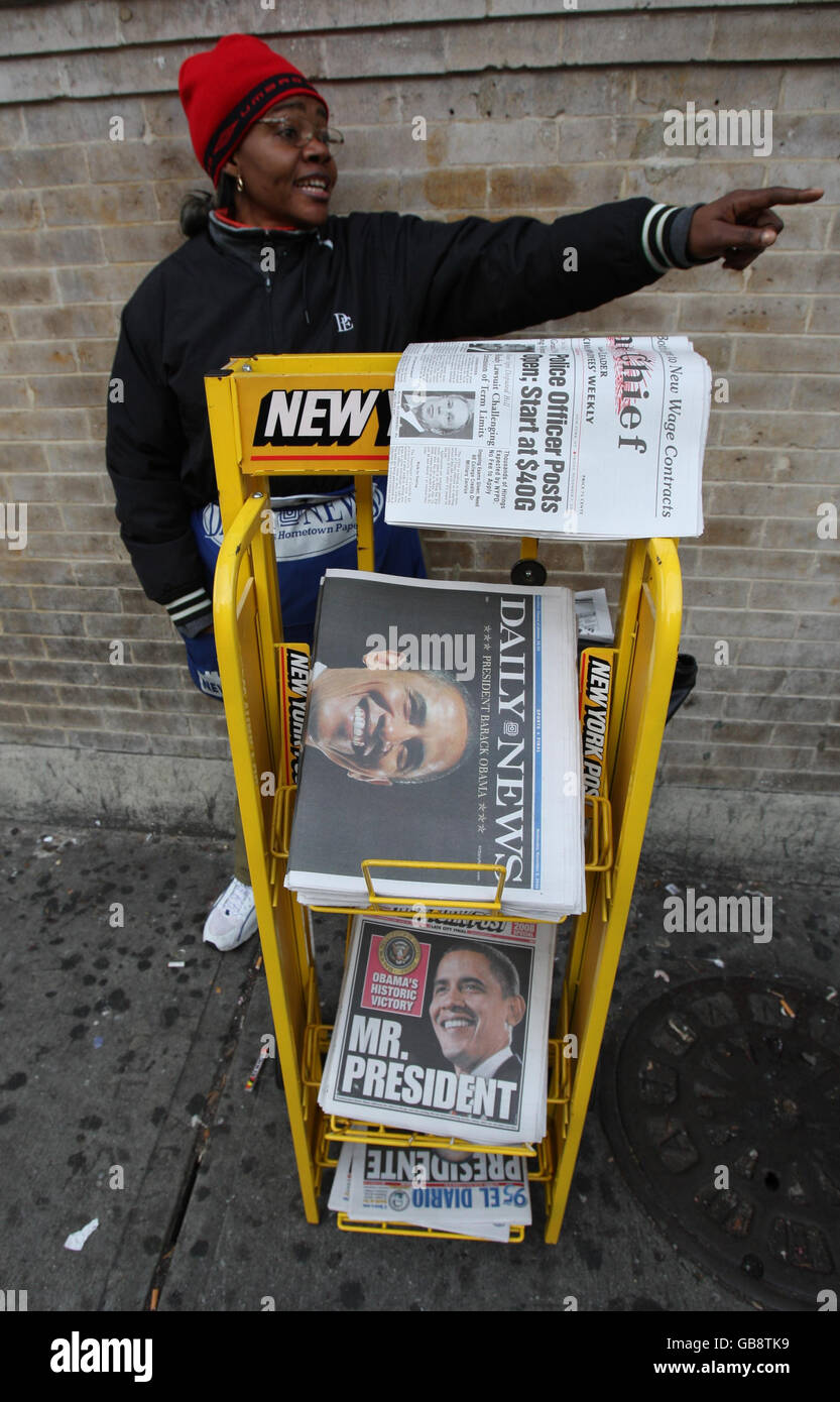 Eine Amerikanerin in Harlem, New York, verkauft am Morgen nach der Wahl von Präsident Barack Obama Zeitungen. Stockfoto