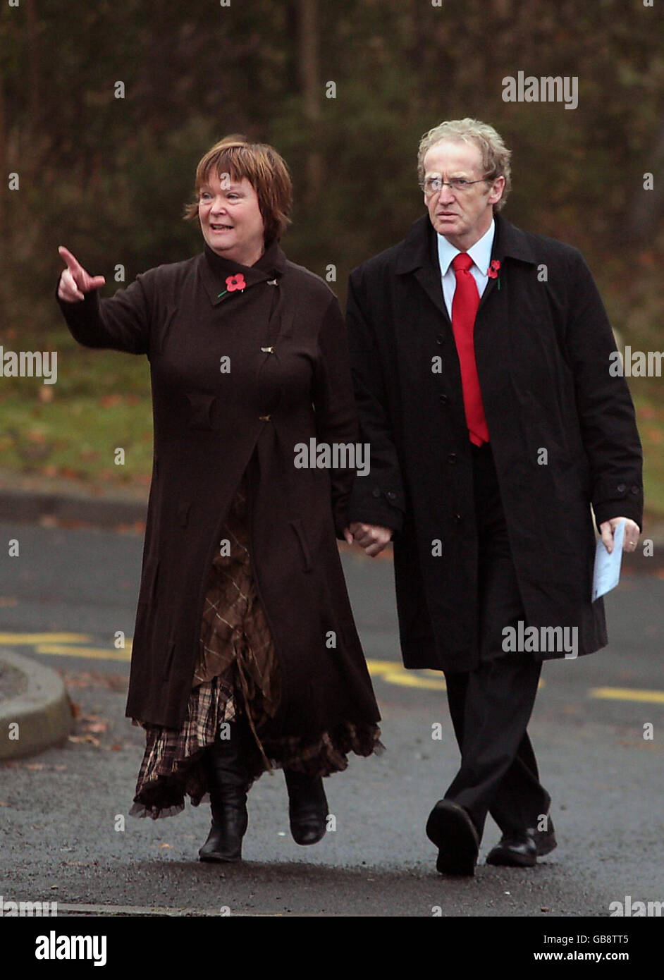 Labour-Kandidat Lindsay Roy und seine Frau Irene kommen an, um ihre Stimmen bei der Glenrothes-Nachwahl an der Collydean Primary School, Glenrothes, abzugeben. Stockfoto