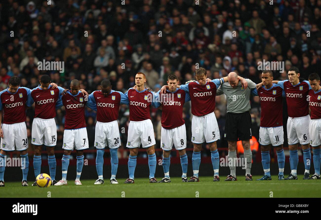 Fußball - Barclays Premier League - Aston Villa gegen Middlesbrough - Villa Park. Spieler der Aston Villa beobachten eine Schweigeminute für den Tag der Erinnerung Stockfoto