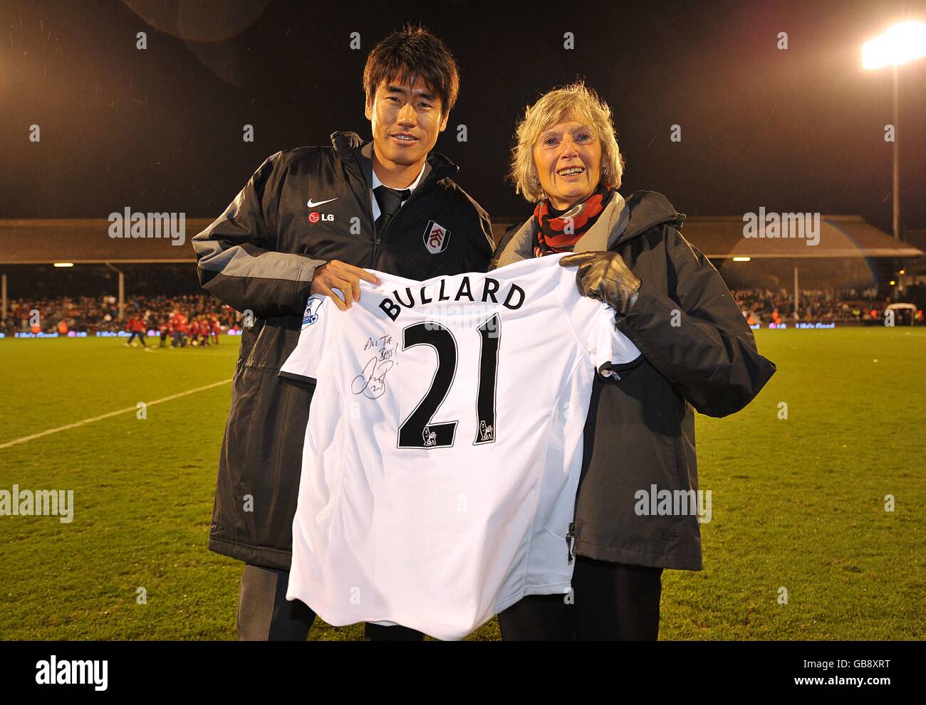 Fußball - Barclays Premier League - Fulham gegen Newcastle United - Craven Cottage. Fulhams Seol Ki-Hyeon präsentiert dem Fan des Monats zur Halbzeit ein signiertes Shirt. Stockfoto