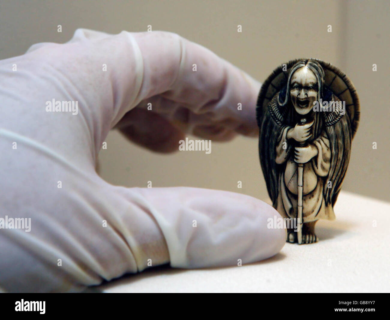 Die Kuratorin des National Museum of Ireland, Audrey Whitty, handles Meiji Period Netsuke Figure aus den Jahren 1868-1912, die Teil der Albert Bender Exhibition ist, die morgen in der Collins Barracks in Dublin eröffnet wird. Stockfoto