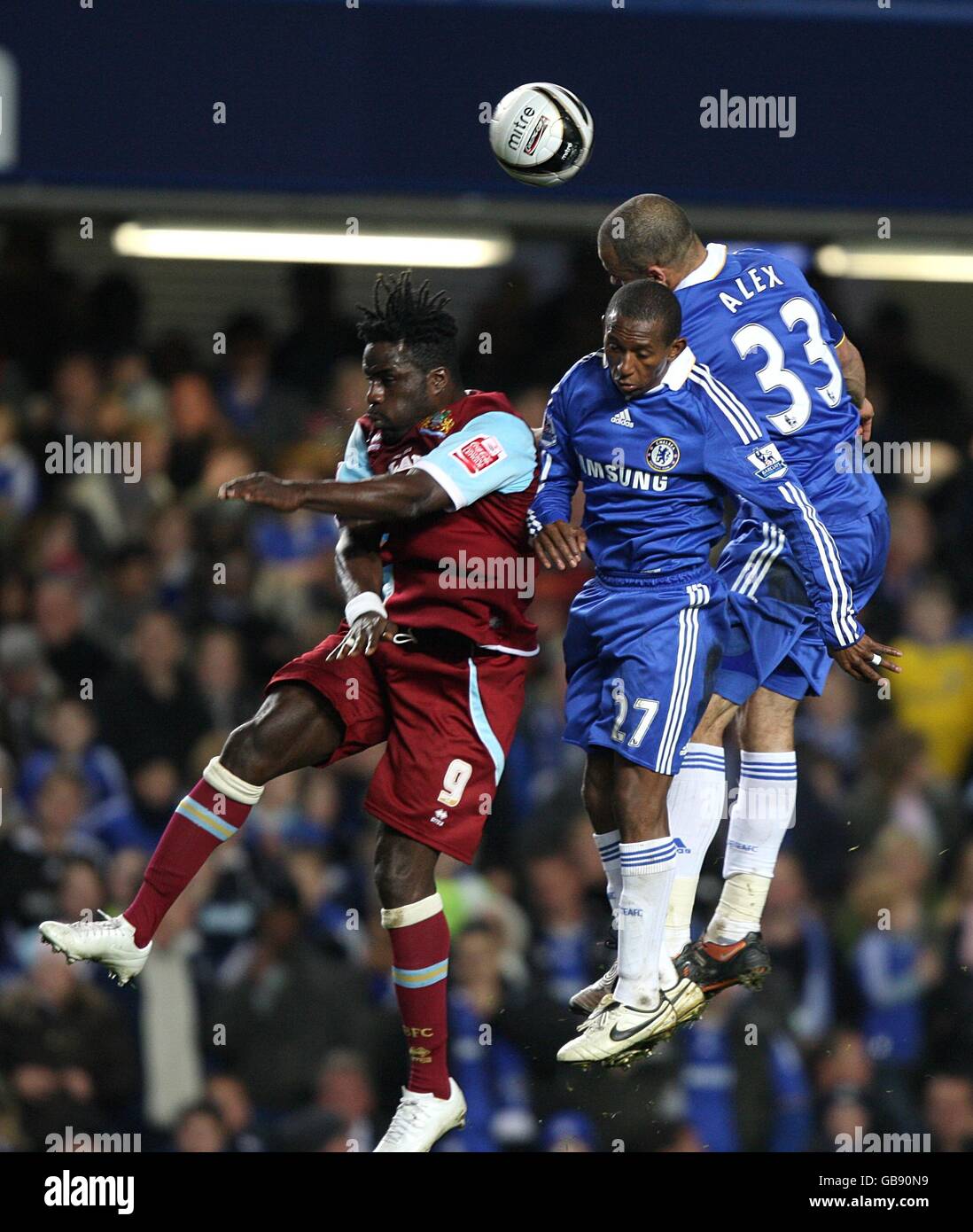 Fußball - Carling Cup - vierte Runde - Chelsea gegen Burnley - Stamford Bridge. Chelsea's Alex steigt am höchsten und gewinnt den Ball vor Mineiro und Burnleys Ade Akinbiyi Stockfoto