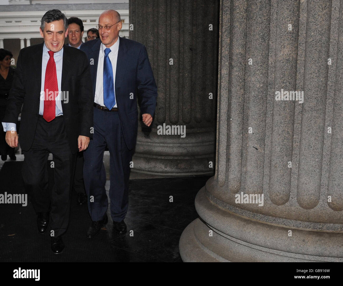 Premierminister Gordon Brown tritt mit dem US-Finanzminister Hank Paulson beim US-Finanzministerium in Washington zusammen. Stockfoto