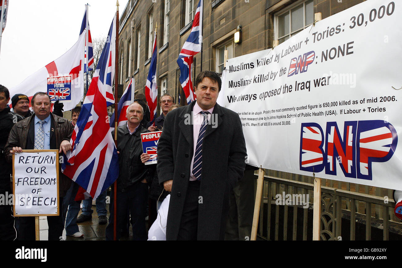 BNP-Chef Nick Griffin schließt sich seinen Anhängern vor der Burnley Polizeistation an, nachdem seine Mitglieder verhaftet wurden, weil sie Rassenhass in der Stadt geschürt hatten. Stockfoto