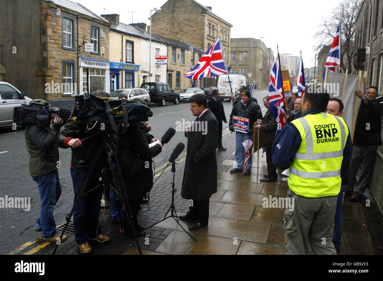 BNP-Chef Nick Griffin schließt sich seinen Anhängern vor der Burnley Polizeistation an, nachdem seine Mitglieder verhaftet wurden, weil sie Rassenhass in der Stadt geschürt hatten. Stockfoto