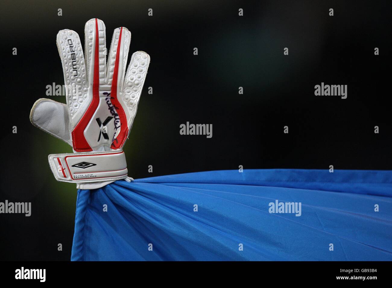 Fußball - International freundlich - Schottland / Argentinien - Hampden Park. Auf einem Fahnenmast ruht ein Handschuh, der auf die berüchtigte Hand Gottes von Arentinas Manager Diego Maradona verweist Stockfoto