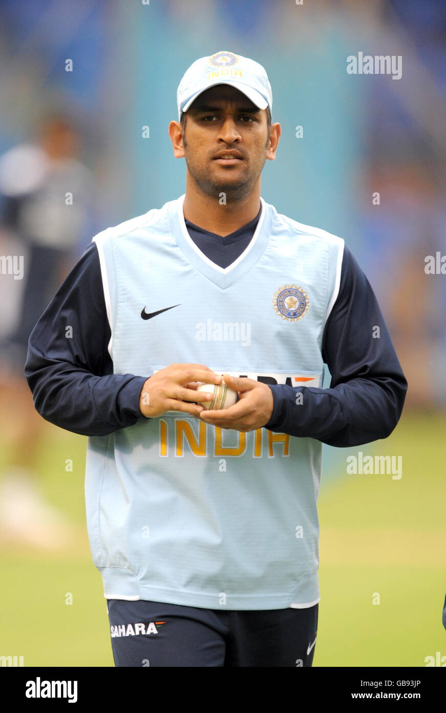 Frau Dhoni während einer Trainingseinheit im M Chinnaswamy Stadium, Bangalore, Indien. Stockfoto