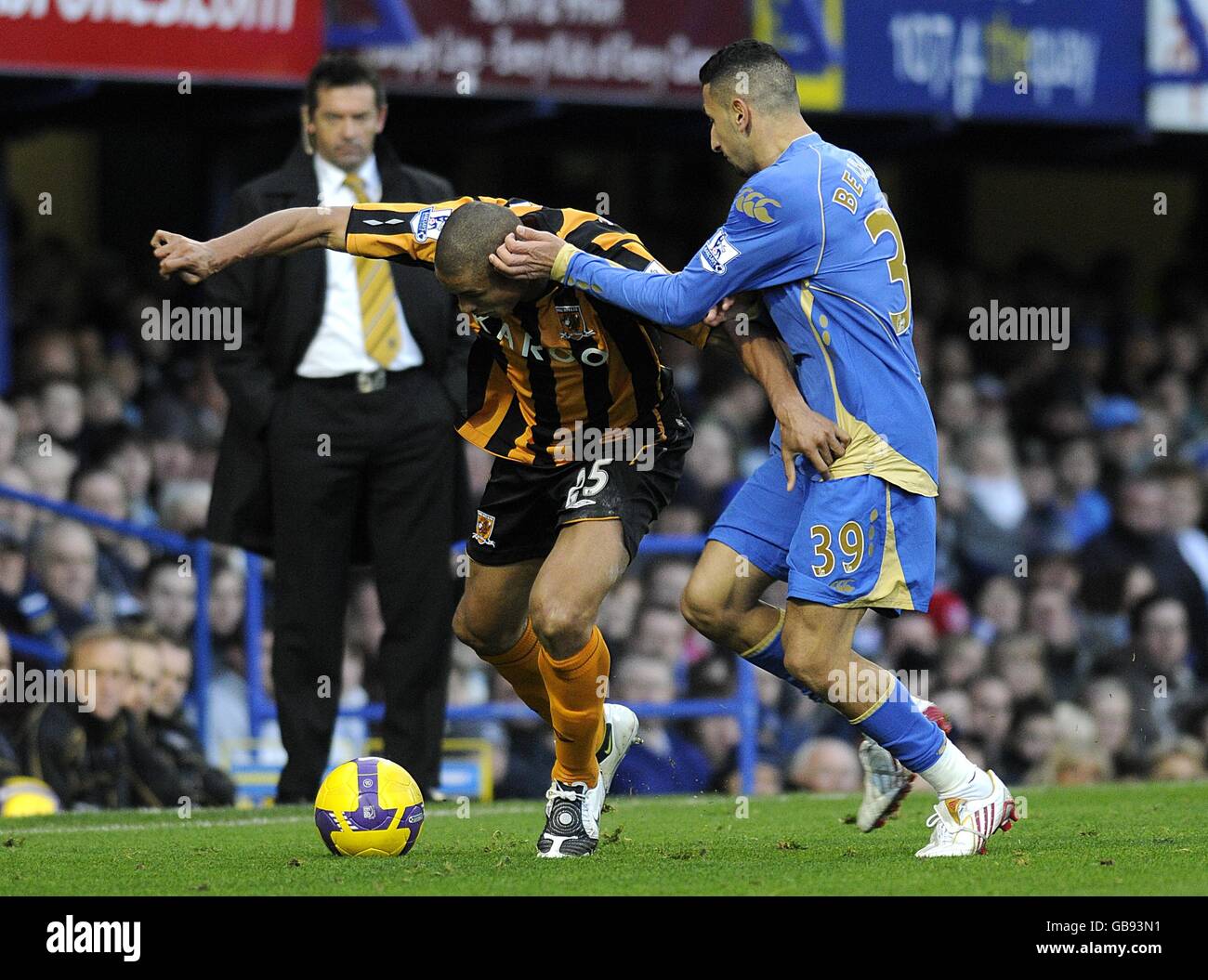 Nadir Belhadj (l) von Portsmouth und Daniel Cousin von Hull City Für den Ball Stockfoto