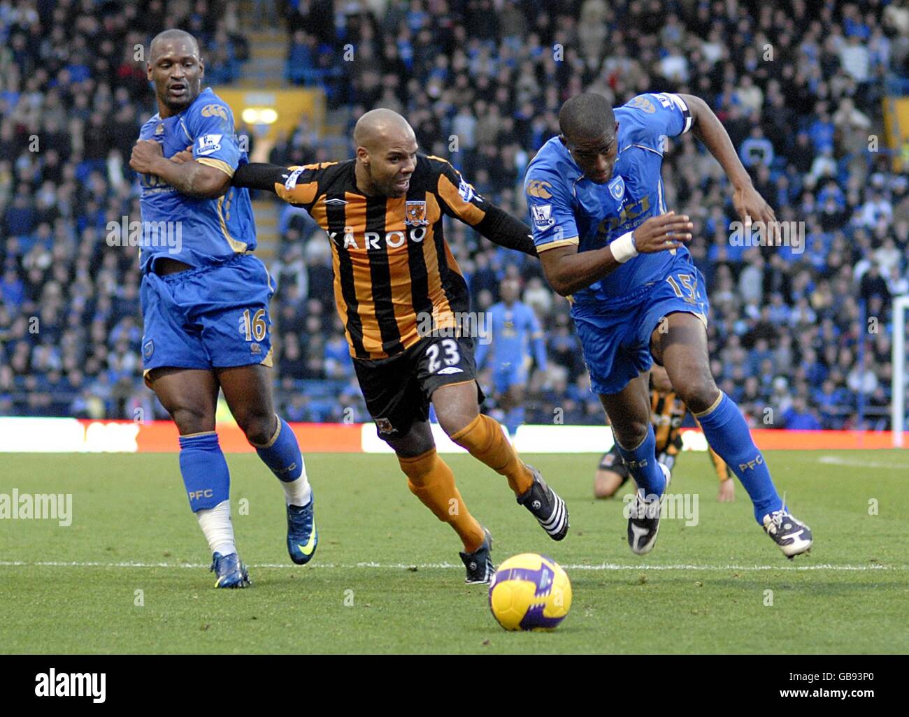 Fußball - Barclays Premier League - Portsmouth gegen Hull City - Fratton Park. Marlon King (c) von Hull City kämpft mit Sylvain Distin (r) von Portsmouth und Noe Pamarot (l) um den Ball Stockfoto