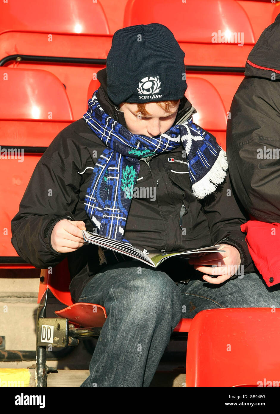 Schottland-Fan beim Herbsttest der Bank of Scotland Corporate im Pittodrie Stadium, Aberdeen. Stockfoto