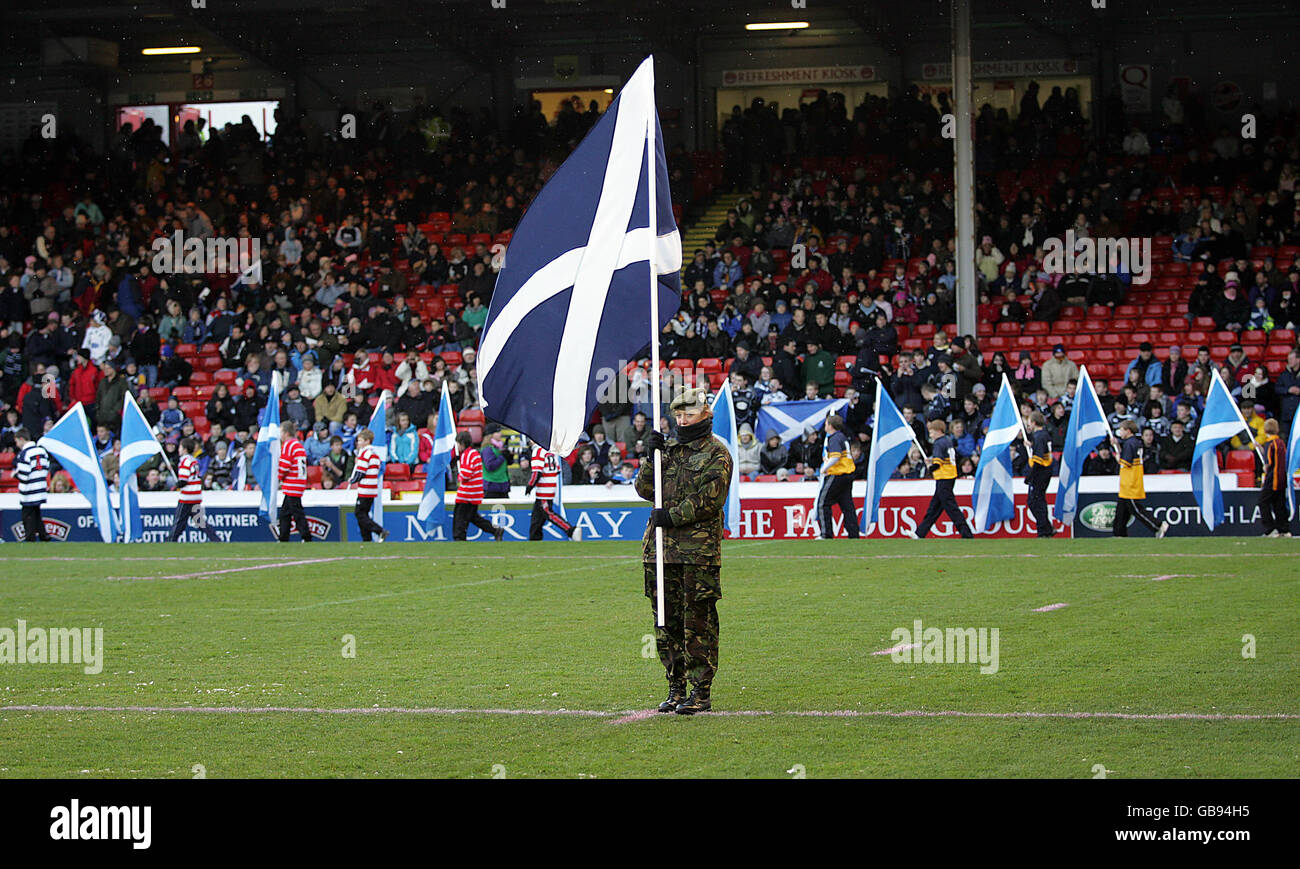 Schottische Flagge vor dem Herbsttest-Spiel der Bank of Scotland im Pittodrie Stadium, Aberdeen. Stockfoto