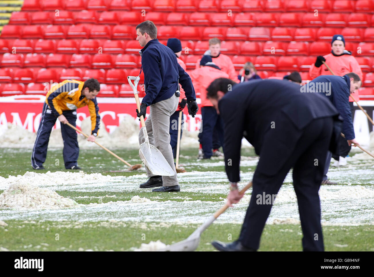 Schnee wurde vor dem Herbst-Testspiel der Bank of Scotland Corporate im Pittodrie Stadium, Aberdeen, vom Spielfeld geräumt. Stockfoto