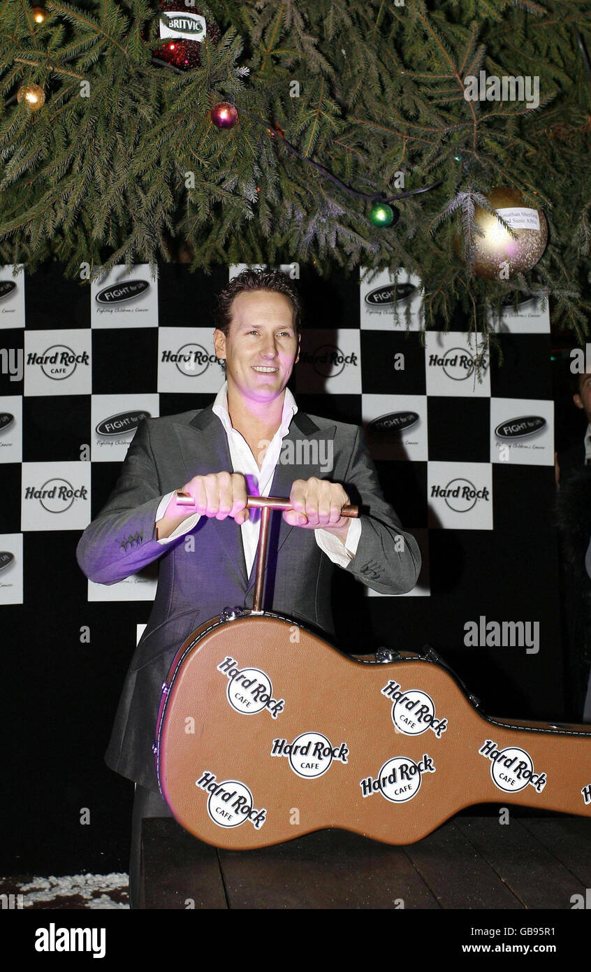 Streng genommen schaltet der Tanzstar Brendan Cole die Weihnachtsbaumlichter im Hard Rock Cafe im Zentrum von London ein. Stockfoto