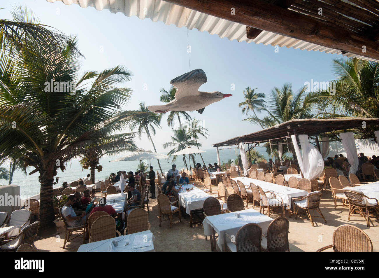 Liegt auf einem Hügel mit Blick auf den prächtigen indischen Ozean und malerischen kleinen Vagator Strand Thalassa Hotel Resort griechisches Essen Stockfoto