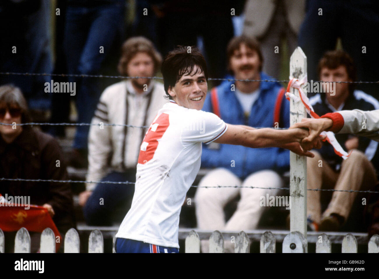 Fußball - Jugend-Weltmeisterschaft - Viertelfinale - England gegen Ägypten. Der englische Neil Webb feiert ein Tor mit einem Fan auf der anderen Seite des Stacheldrahtes Stockfoto