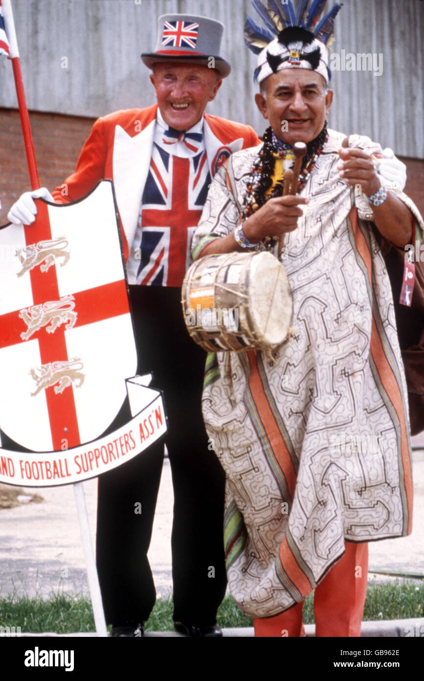 England Maskottchen Ken Bailey macht einen neuen Freund bei der Abschlussverlosung Stockfoto