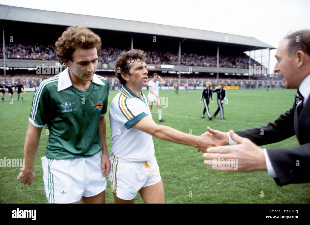 Nordirischer Manager Danny Blanchflower (r) grüßt Irlands Johnny Giles (c), als der nordirische Martin O'Neill (l) mit ihm abläuft Stockfoto