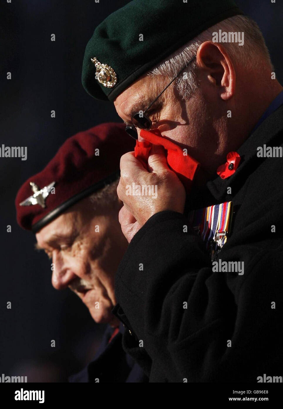 Veteranen während eines Gedenkgottesdienstes durch den Stein der Erinnerung an die City Chambers in Edinburgh. Stockfoto