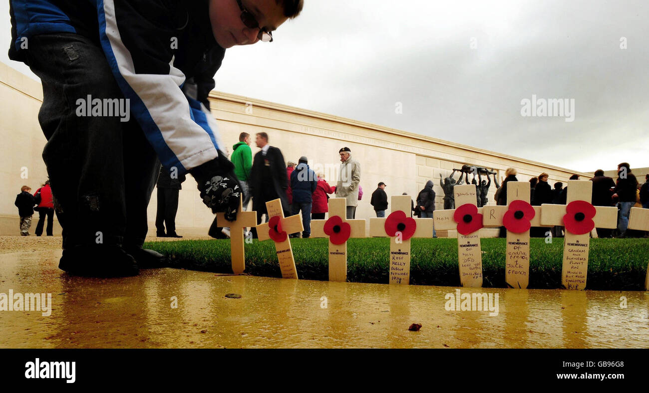 Ein Junge legt während eines Gedenkgottesdienstes im National Memorial Arboretum in Alrewas, Staffordshire, einen Kranz nieder. Stockfoto