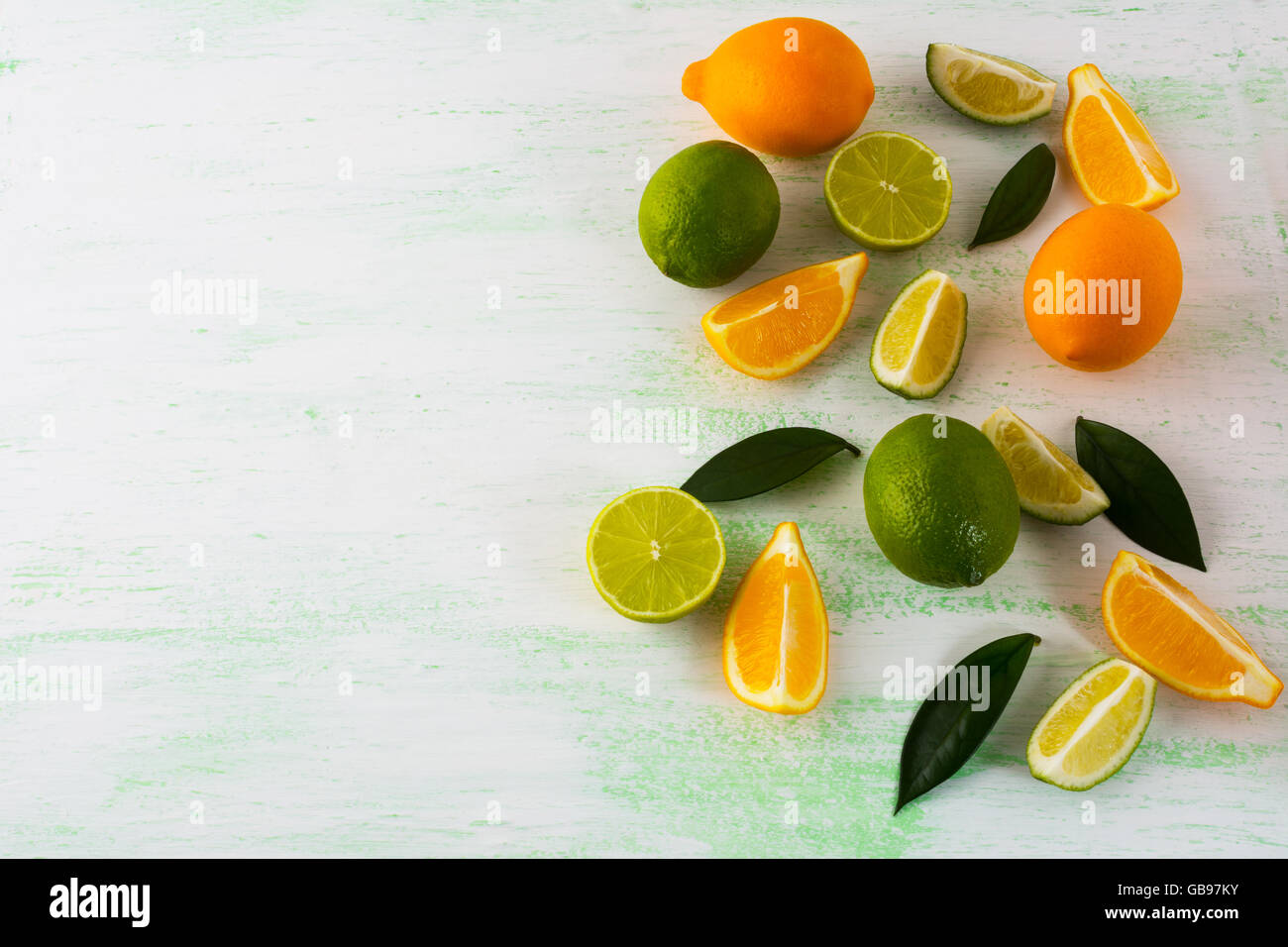 Limette und Zitrone auf hellgrünem Hintergrund. Obst-Hintergrund. Gemischte Früchte. Frisches Obst. Frische Lebensmittel. Reife Früchte. Zitrusfrüchte. Vege Stockfoto