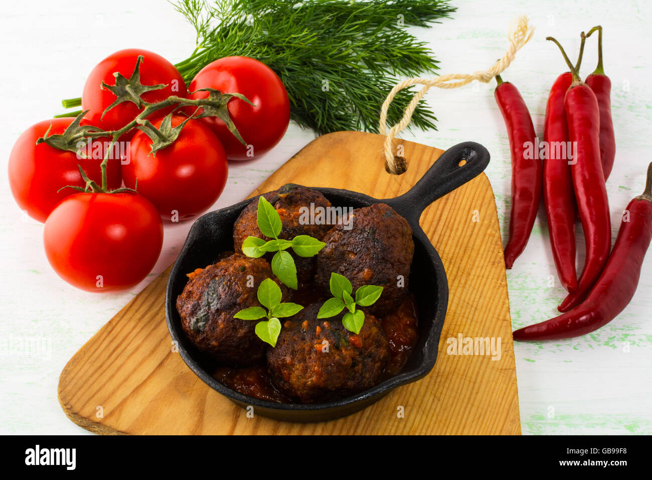 Gegrillte Frikadellen mit Basilikum. Hackbraten. Meatballs.Grilled Frikadellen. Türkische Frikadelle. Stockfoto