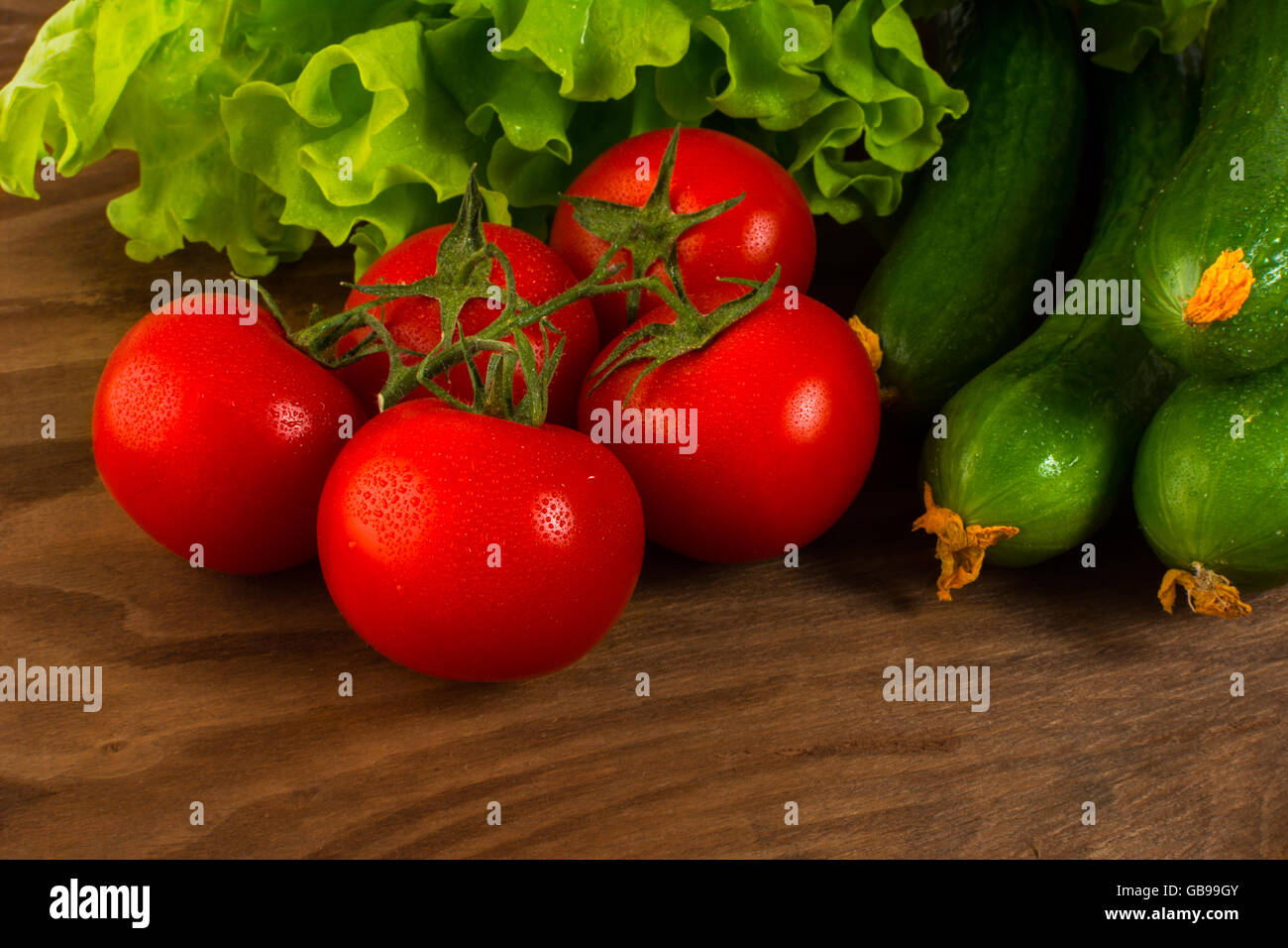 Gesunde Ernährung-Konzept mit Cherry-Tomate. Gesunde Ernährung-Konzept.  Tomaten.  Gurke.  Gesunde Ernährung. Reife Gemüse. Stockfoto