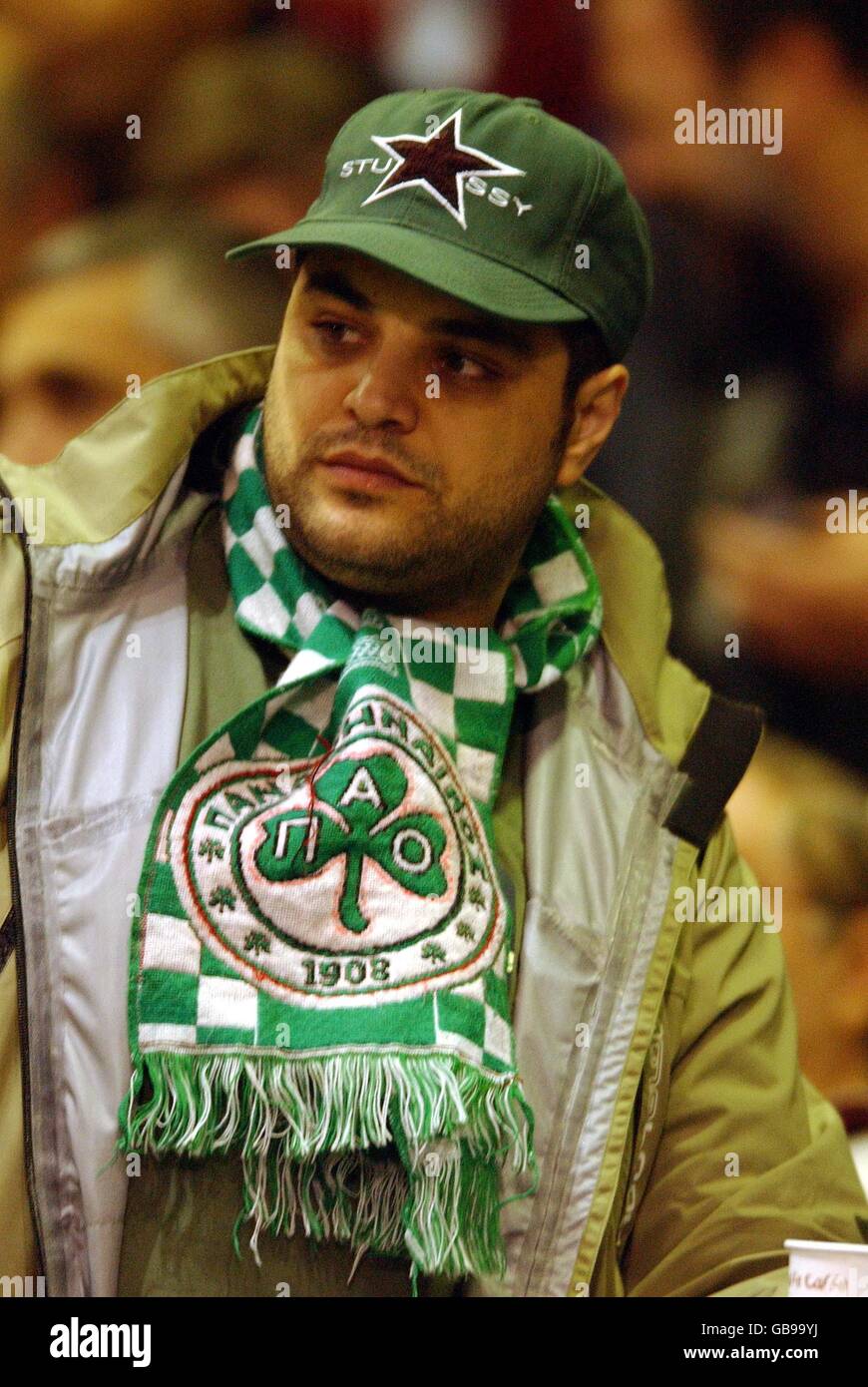 Fußball - UEFA Champions League - Gruppe E - Panathinaikos / VFB Stuttgart. Ein Panathinaikos-Fan war niedergeschlagen, nachdem sein Team zu Hause beim VFB Stuttgart 1-3 verloren hatte Stockfoto