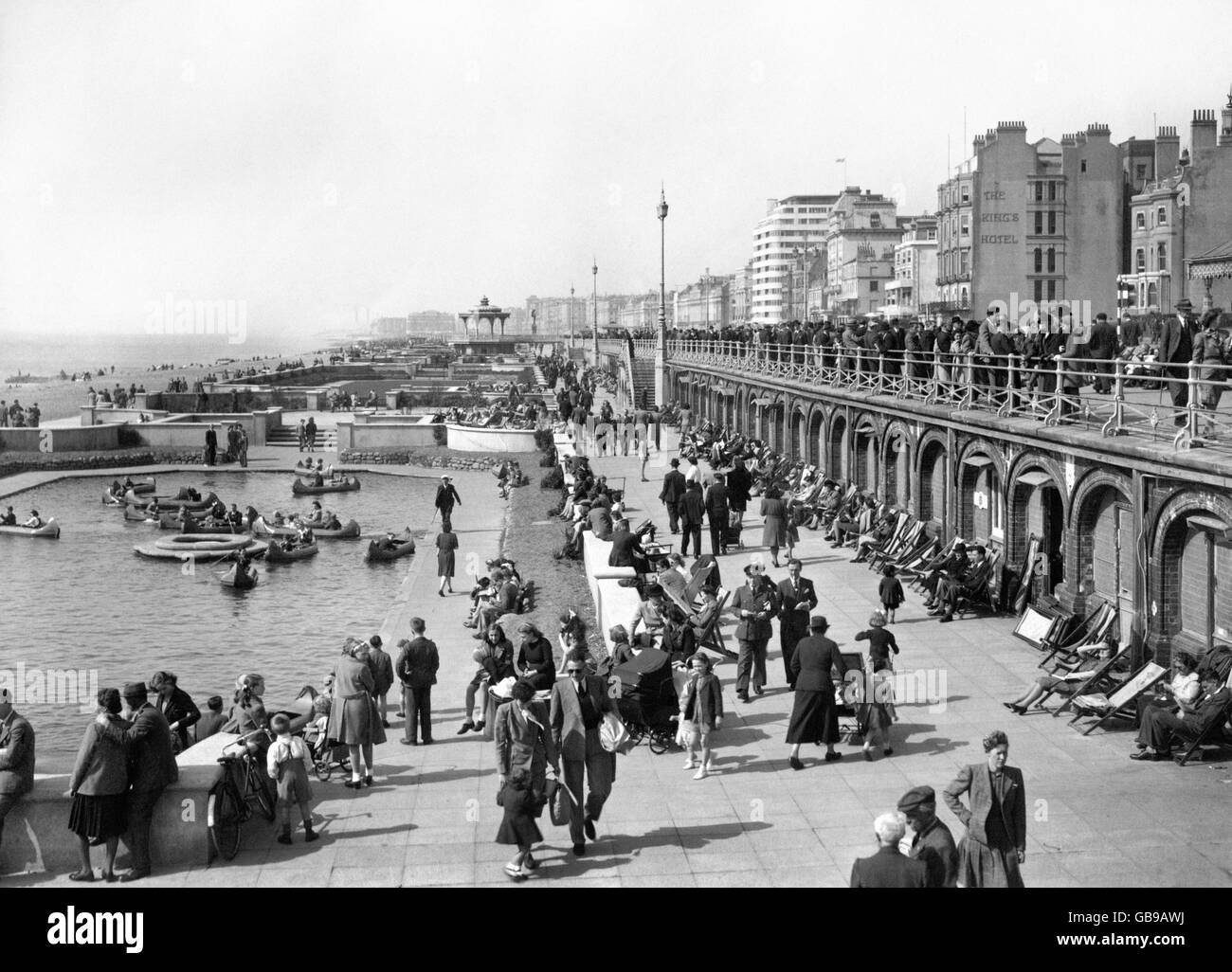 Pier Bootfahren Westsee - Brighton Promenade - 1946 Stockfoto