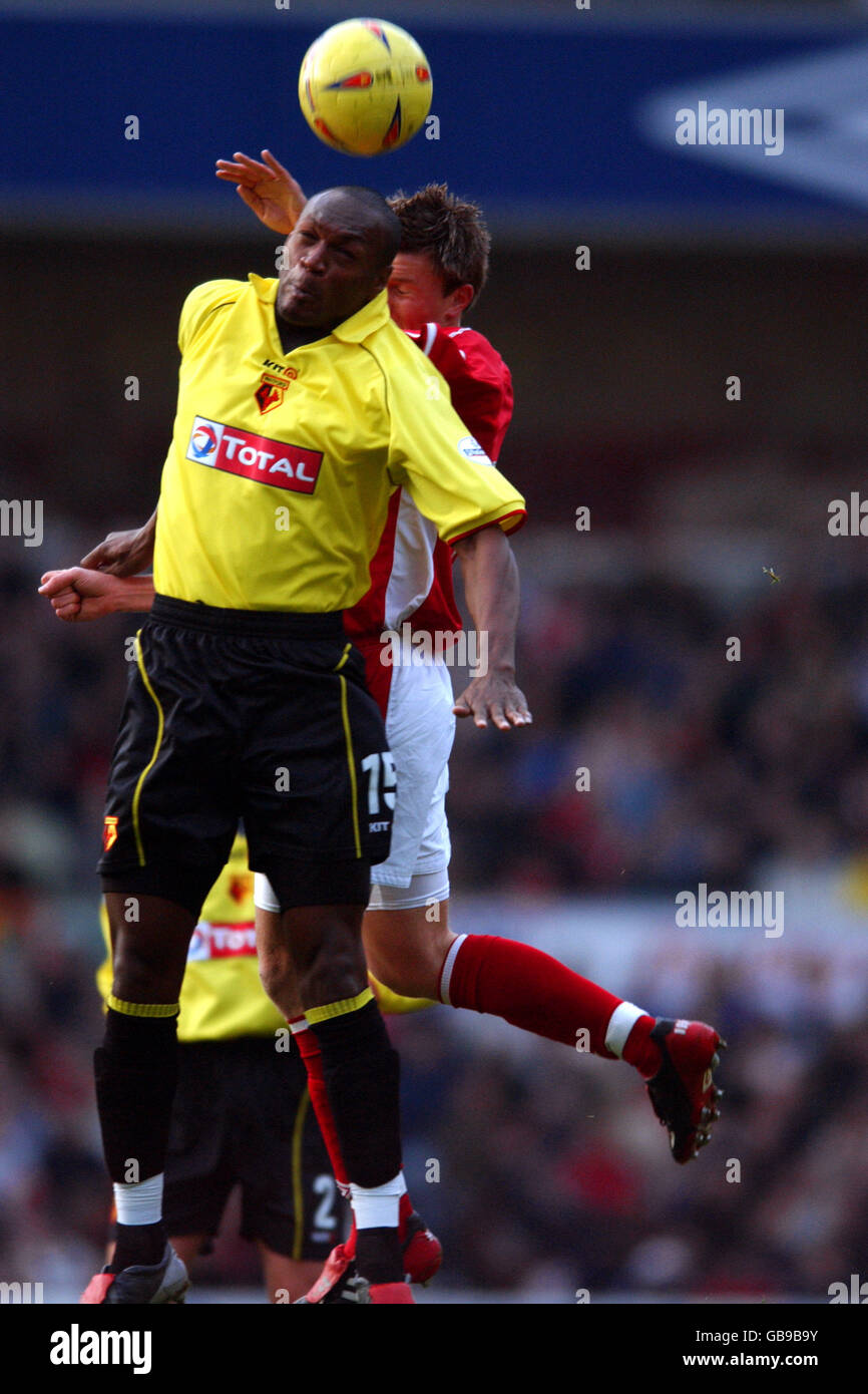 Eugen Bopp (hinten) von Nottingham Forest Watfords Marcus Gayle (vorne) Schlacht Für den Ball in der Luft Stockfoto