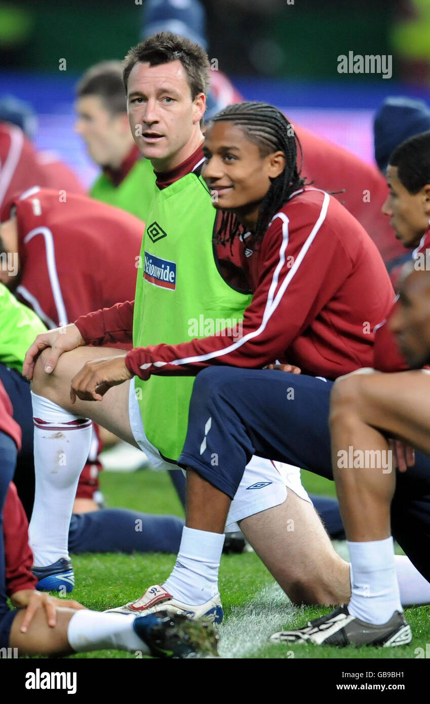Der Engländer John Terry (links) und Michael Mancienne (rechts) bei einem Training im Olympiastadion in Berlin. Stockfoto