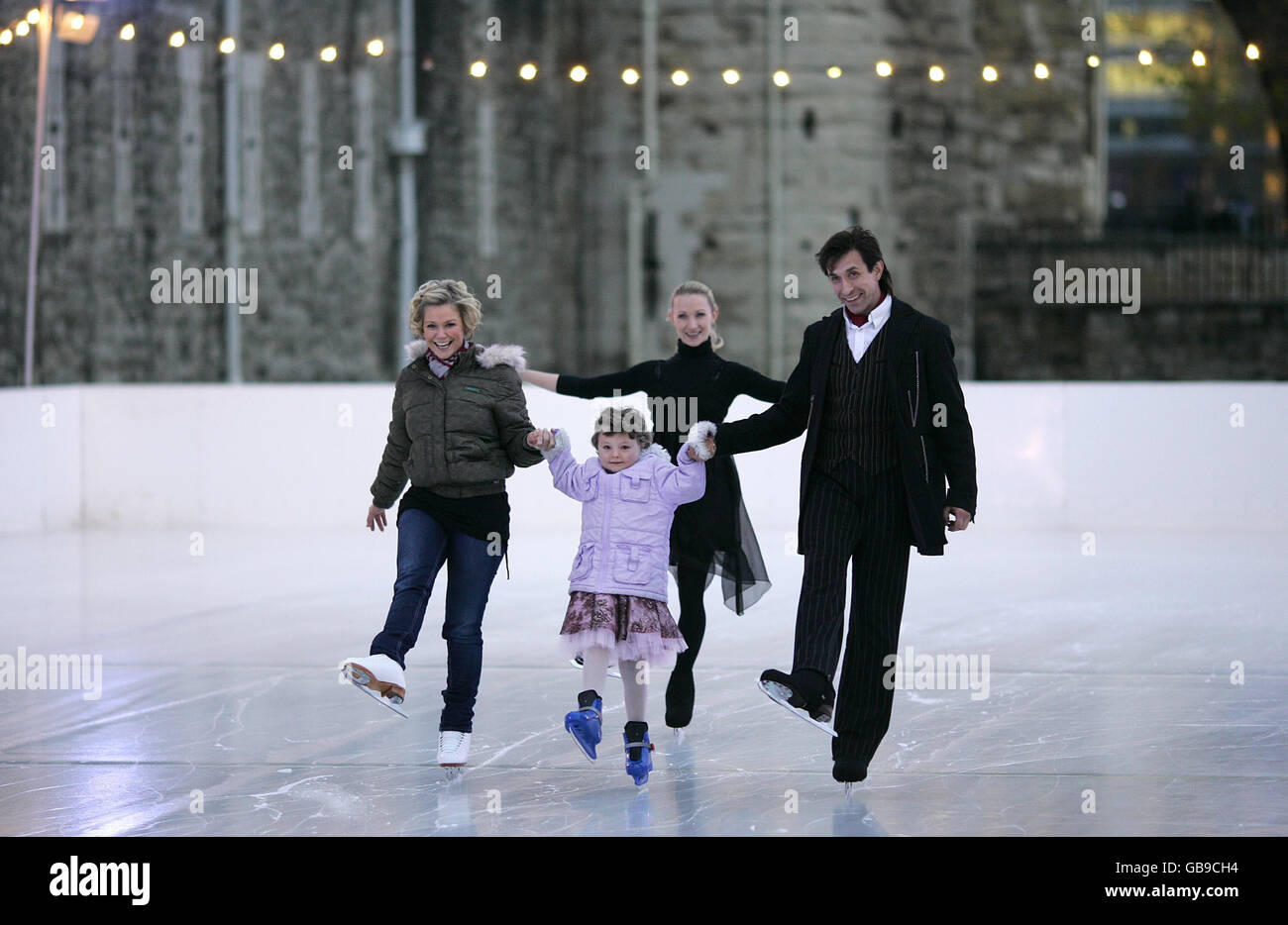 Die 6-jährige Hollie Smith, bei der eine akute lymphoblastische Leukämie diagnostiziert wurde, Schlittschuhe auf der Eisbahn des Tower of London am Eröffnungsabend mit ihrem Helden Suzanne Shaw (Mitte links) von Dancing on Ice und den professionellen Eisläufern Vadim Yarkov (links) und Olga Sharutenko (rechts). Stockfoto