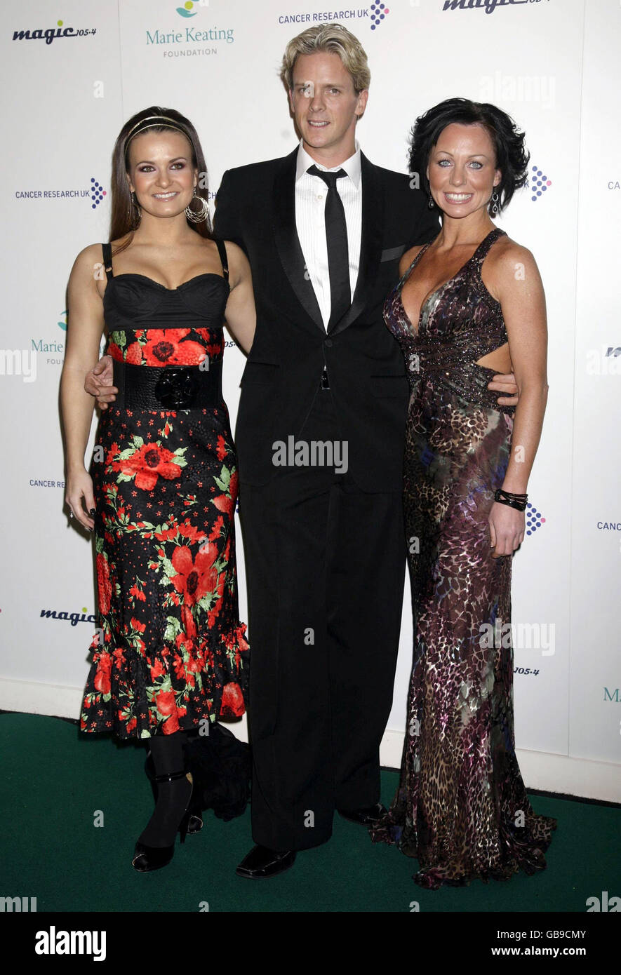 Streng genommen kommen die Tanztänzer Matthew Cutler, Nicole Cutler (rechts) und Lilia Kopylova, die bei Battersea Evolution im Süden Londons für Ronan Keating's Emeralds und Ivy Ball in Aid of Cancer Research UK ankommen. Stockfoto