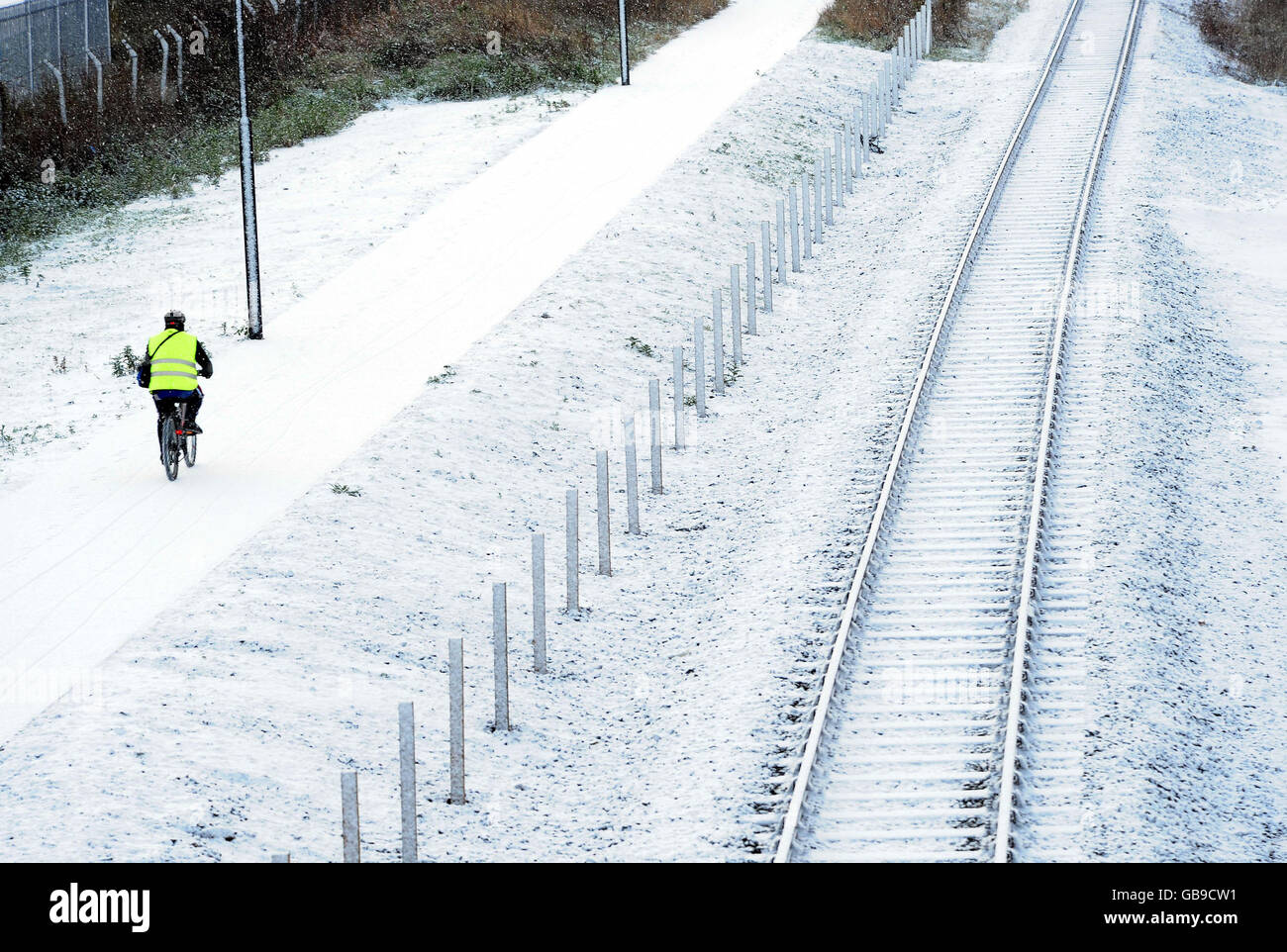 Ein Radfahrer macht sich heute auf einem schneebedeckten Weg in North Tyneside bei Newcastle auf den Weg, als eine arktische Wetterfront die Ostküste traf. Stockfoto