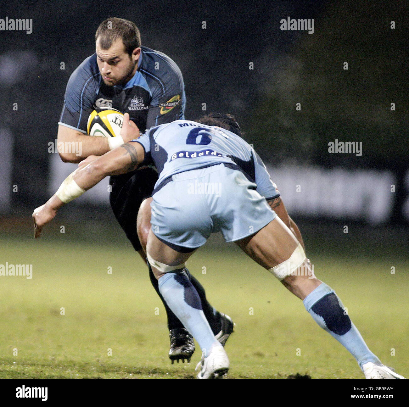 Rugby Union - Magners League - Glasgow Warriors gegen Cardiff Blues - Firhill Arena. Ed Kalman aus Glasgow wird von Maama Molitika aus Cardiff während des Spiels der Magners League in der Firhill Arena in Glasgow angegangen. Stockfoto