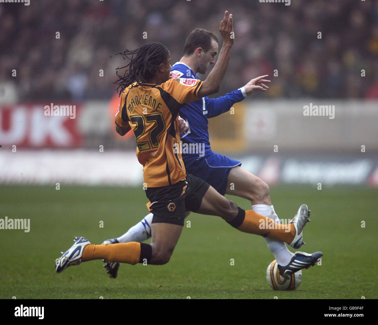 Fußball - Coca-Cola Football Championship - Wolverhampton Wanderers gegen Birmingham City - Molineux. Michael Mancienne von Wolverhampton Wanderers (links) ist der Fouler von James McFadden in Birmingham. Stockfoto