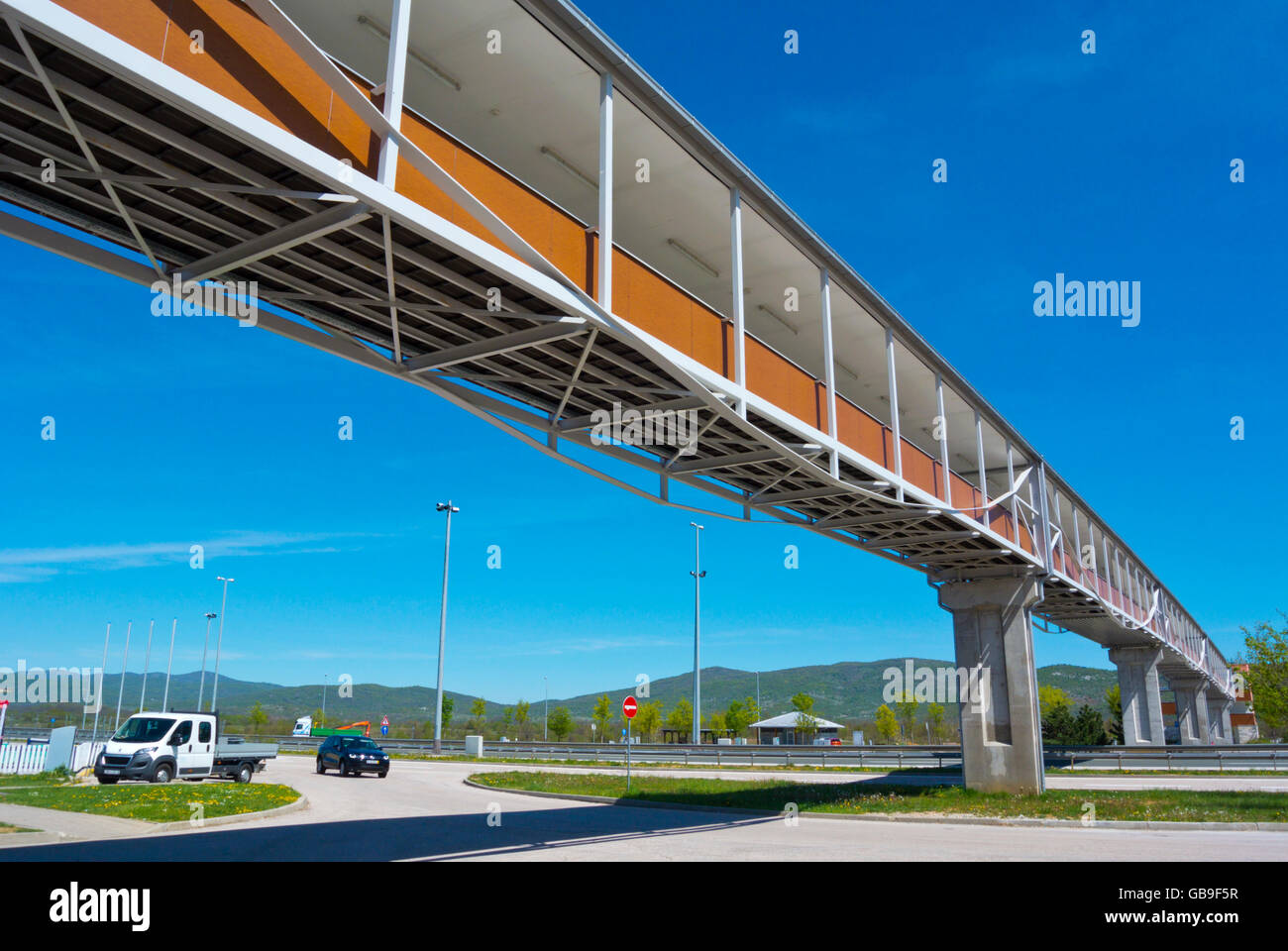 Fußgänger Fußgängerbrücke überqueren E71 Autobahn, Kroatien, Europa Stockfoto