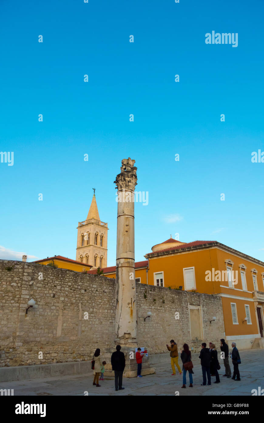 Führung Gruppe, Stup Panem, Säule der Schande, Forum, Trg Rimskog Foruma, Altstadt, Zadar, Dalmatien, Kroatien Stockfoto