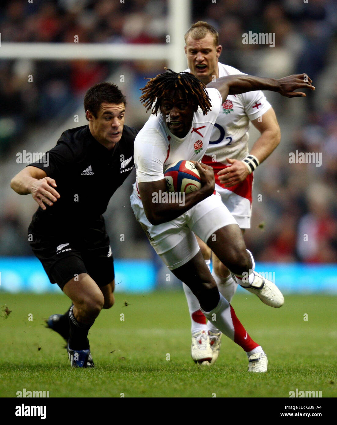 Der englische Paul Sackey wird vom Neuseeländer Dan Carter während des Investec Challenge Series-Spiels im Londoner Twickenham angegangen. Stockfoto