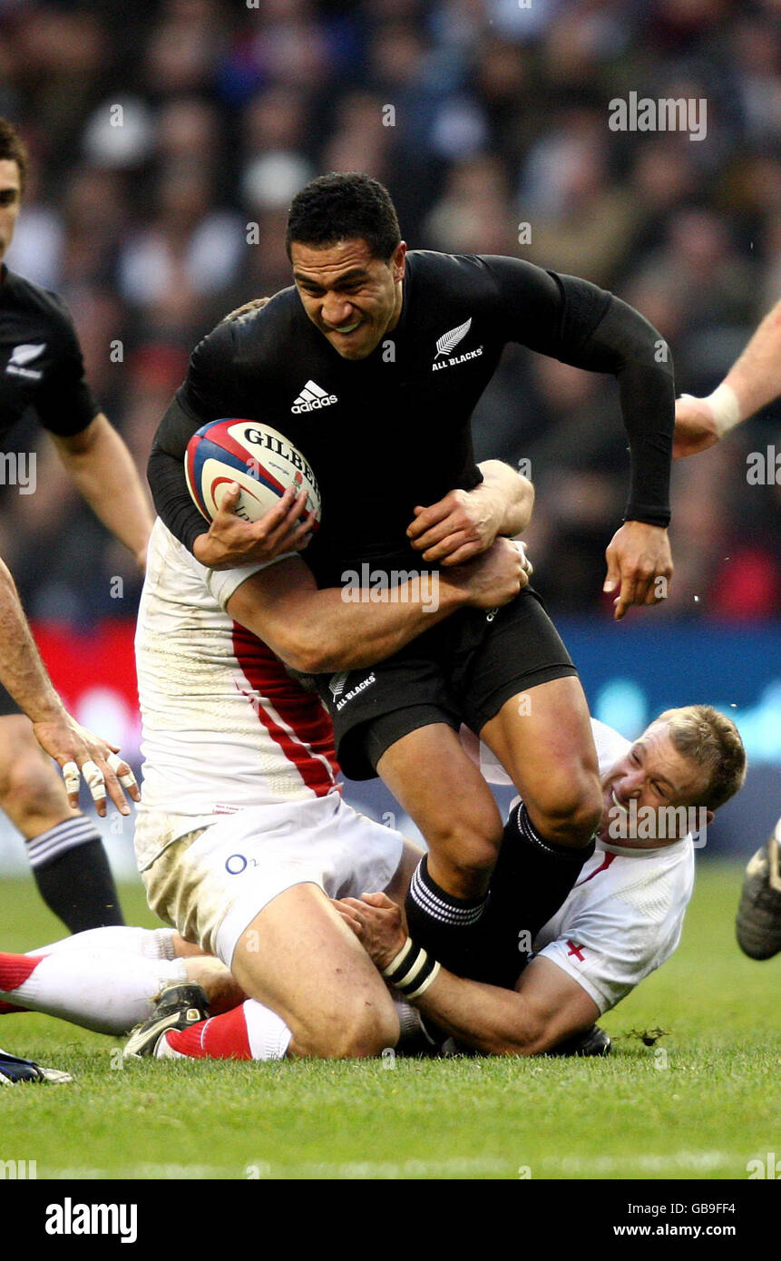 Rugby Union - Investec Challenge Series 2008 - England / Neuseeland - Twickenham. Die neuseeländische Mils Mulianina wird während des Investec Challenge Series-Spiels im Londoner Twickenham von Englands Jamie Noon angegangen. Stockfoto