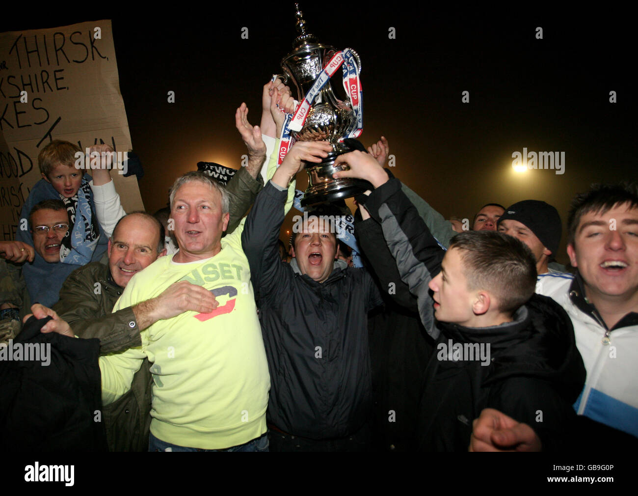 Fußball - FA Cup - zweite Runde - Eastwood Town / Wycombe Wanderers - Coronation Park. Die Fans von Eastwood Town feiern auf dem Spielfeld mit dem FA Cup nach dem Sieg über Wycombe Wanderers'. Stockfoto