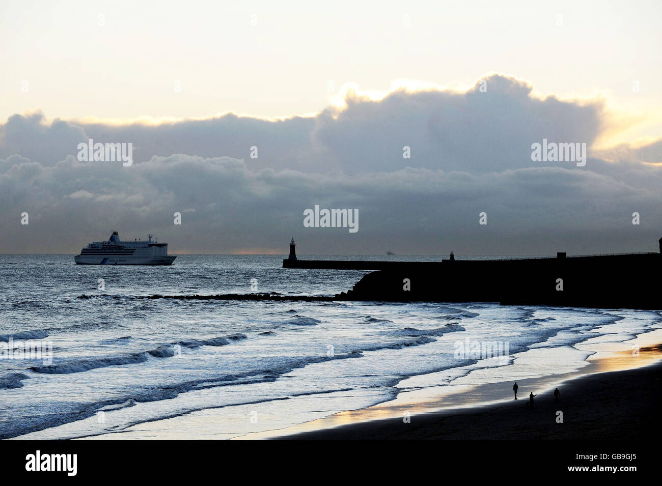 Die DFDS Seaways Ferry kommt an der Mündung des Flusses Tyne in Newcastle an. Stockfoto