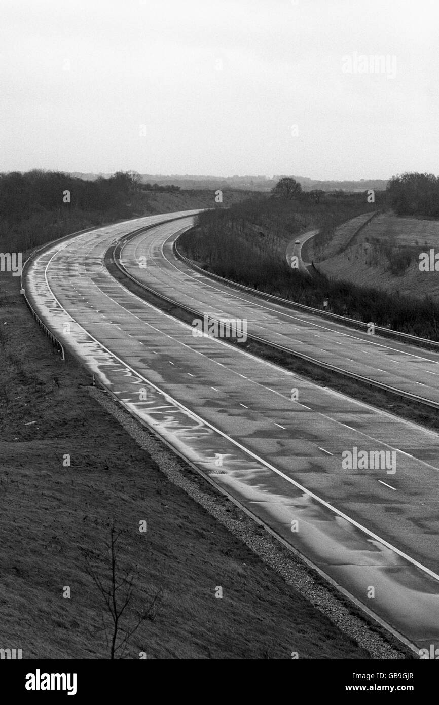 Wetter - Gale Force Winds - M20 Autobahn - 1987. Die verlassene Autobahn M20 in der Nähe von Brands Hatch, Kent, die aufgrund von Sturmwind gesperrt wurde. Stockfoto