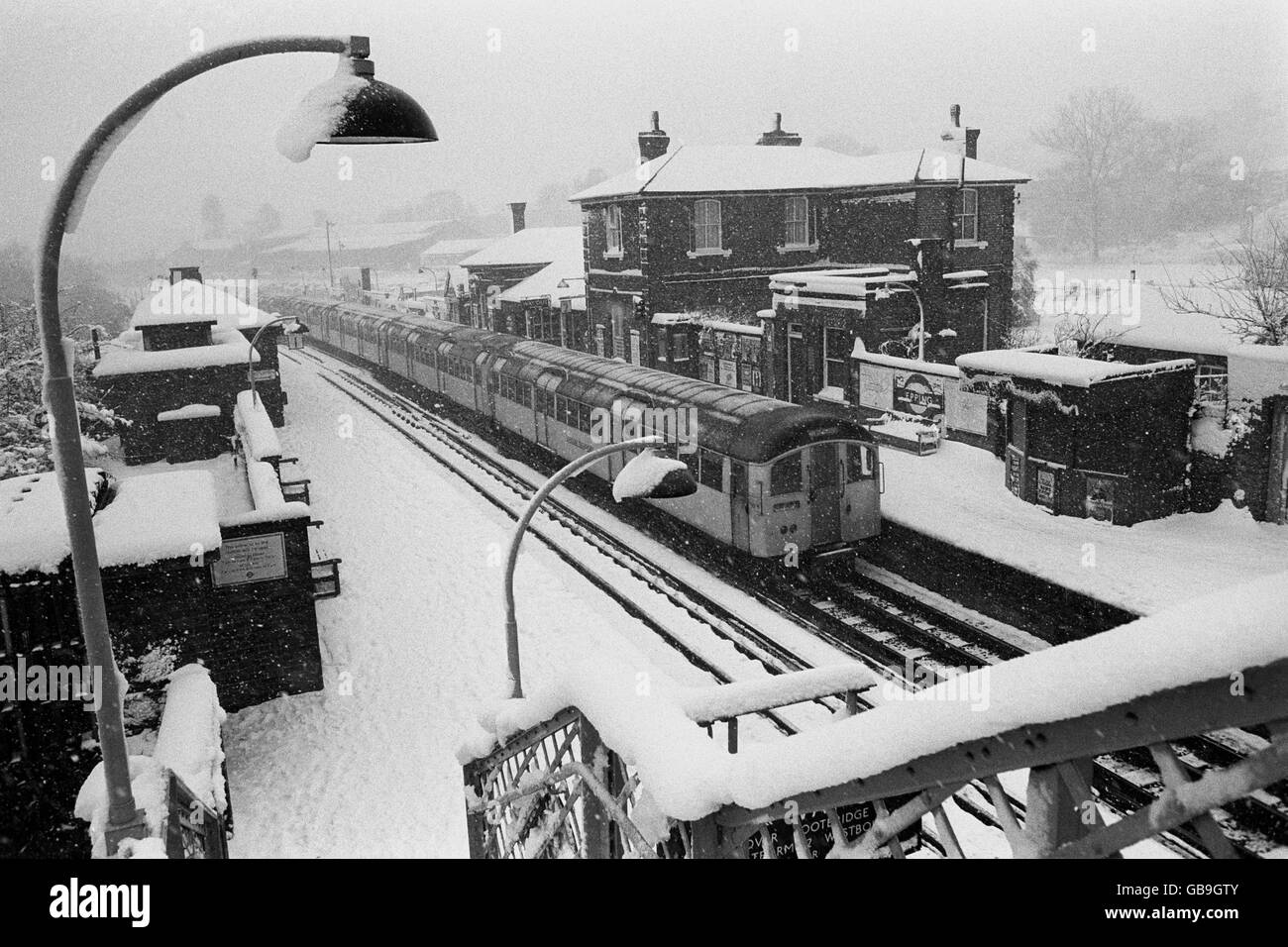 Verkehr - schlechtes Wetter - Station Epping - 1970 Stockfoto