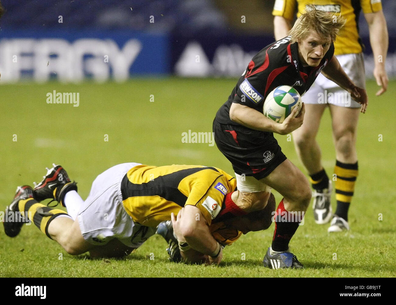 Rugby Union - Heineken Cup - Pool Two - Edinburgh gegen London Wesps - Murrayfield. Der Edinburgher Ben Cairns versucht beim Heineken Cup-Spiel im Murrayfield Stadium, Edinburgh, die Wespenverteidigung zu durchbrechen. Stockfoto