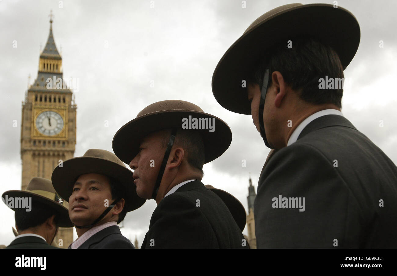 Gurkhas versammeln sich zu einer Kundgebung, die von der Gurkha Justice Kampagne auf dem Parliament Square organisiert wird, die will, dass die Regierung Gurkha-Soldaten, die sich vor 1997 aus dem Dienst zurückgezogen haben, das automatische Recht gibt, sich in Großbritannien niederzulassen. Stockfoto