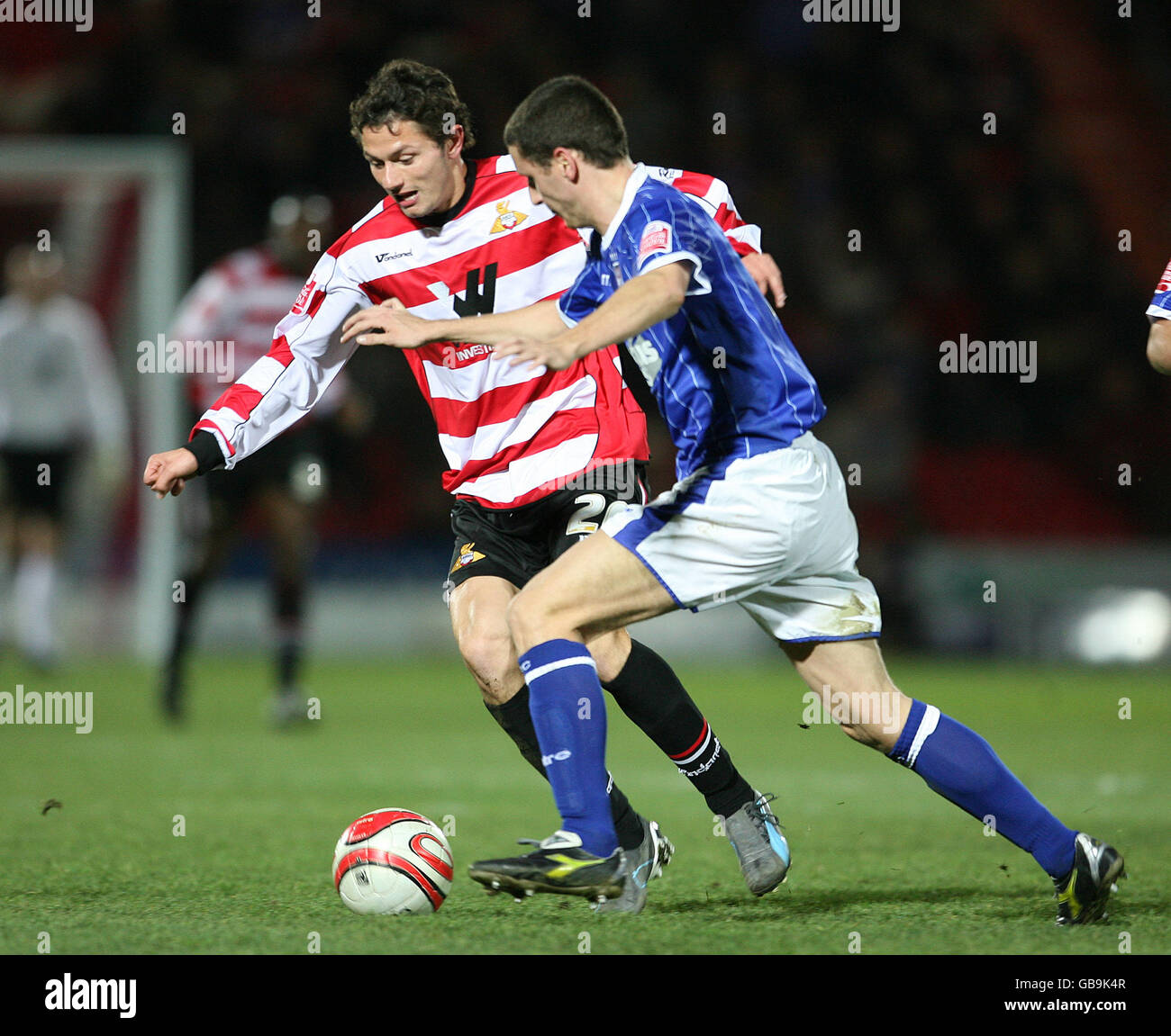 Doncaster Rovers John Spicer (links) und Alex Bruce von Ipswich Town während des Coca-Cola Football Championship-Spiels im Keepmoat Stadium, Doncaster. Stockfoto