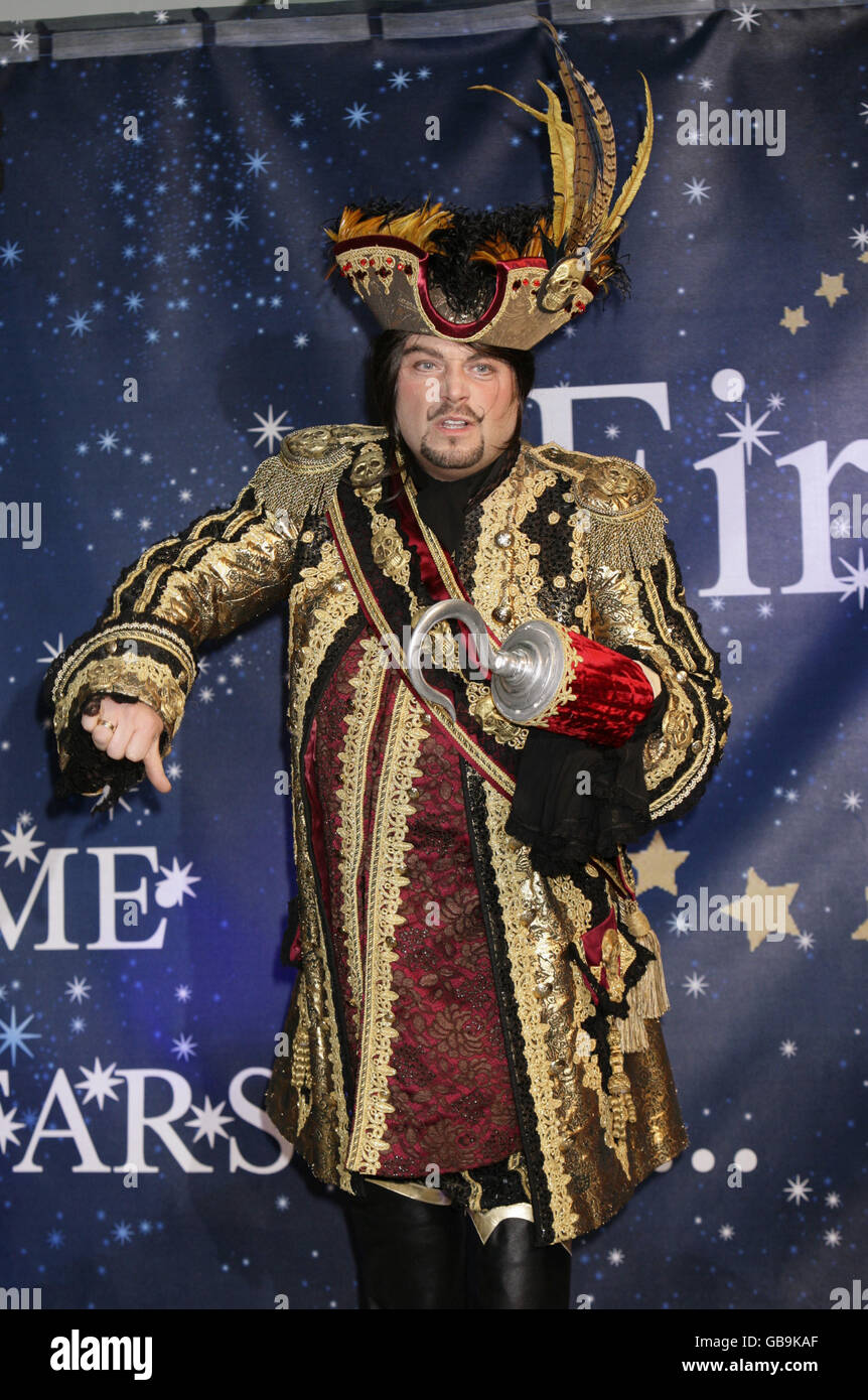 John Thomson als Captain Hook in Peter Pan am Opera House, Manchester, während der nationalen Einführung der ersten Family Entertainment-Serie 2008/09 Pantomimen, im O2-Zentrum im Norden Londons. Stockfoto