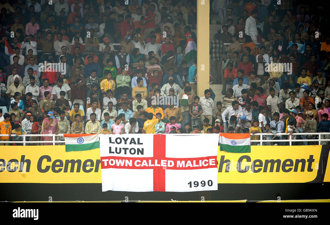 Die Flagge von Saint George ist auf den Ständen während der dritten One Day International im Green Park Stadium in Kanpur, Indien, zu sehen. Stockfoto